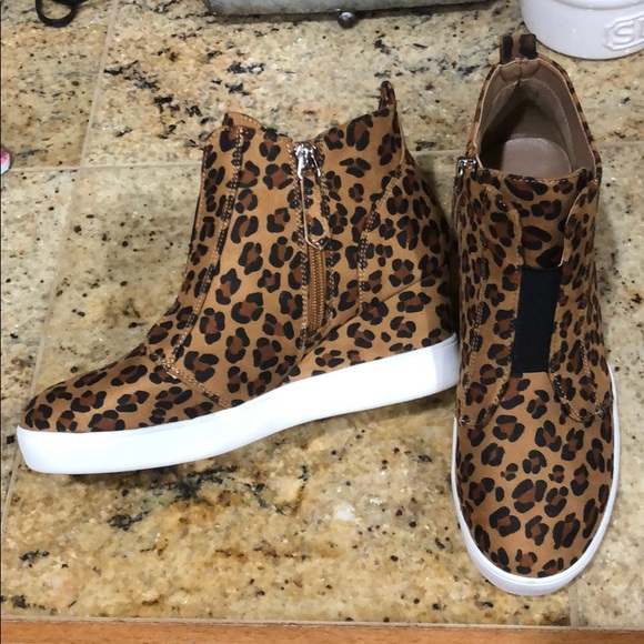 Shoes - NEW- Leopard Wedge shoes Sz 8